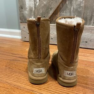 Girls UGG Boots w back zipper. Great condition